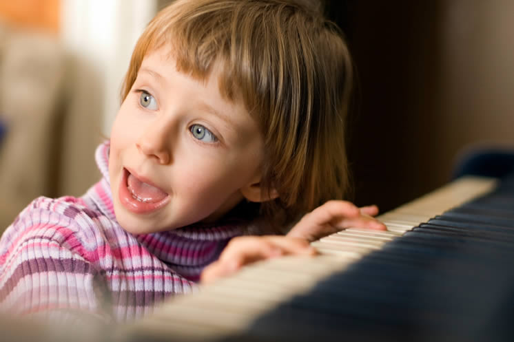 girl_playing_piano